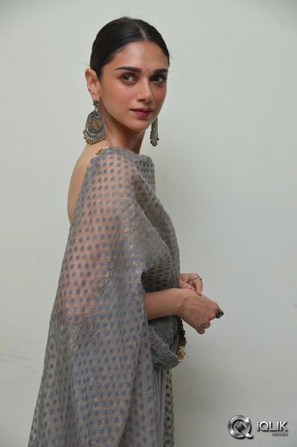 Aditi-Rao-Hydari-at-Cheliyaa-Movie-Promotions